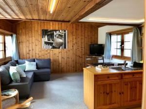 un salon avec un canapé et une cuisine dans l'établissement Scheftenau, à Kappel