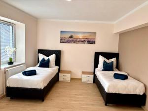 a bedroom with two beds and a painting on the wall at kERVANHOF an der Donau in Kleinpöchlarn +17 photos