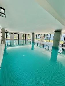 Bazén v ubytování Rezydencja Niechorze 129 z Basenem i SPA Gratis oraz ogródkiem - 5D Apartments nebo v jeho okolí