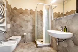 Ένα μπάνιο στο Amazing view exclusive 9th floor apartment