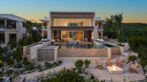 una vista aérea de una casa con piscina en The Strand Turks and Caicos, en Providenciales