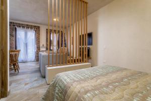 une chambre avec un lit et une table dans une pièce dans l'établissement Cipressi Lofts Val'Quirico, à Santeagueda