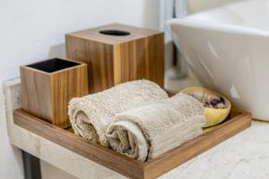 un plateau en bois avec des serviettes et des boîtes en bois sur un comptoir dans l'établissement Cipressi Lofts Val'Quirico, à Santeagueda 40 autres photos