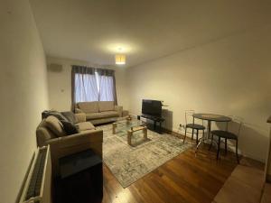 un salon avec un canapé et une table dans l'établissement Executive 1 Bed Lovely Apartment, à Aberdeen 7 autres photos
