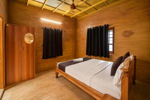 Postel nebo postele na pokoji v ubytování HolidayZ by Stayz Royale in Yercaud - Misty Woody Stay