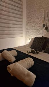 un letto con degli asciugamani sopra di Lo Pateret a Corbera