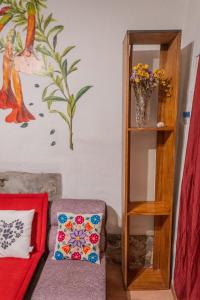 库斯科Spacious Apartment Near Plaza Principal的客厅里有一张沙发、一把椅子和一个架子 更多1张照片