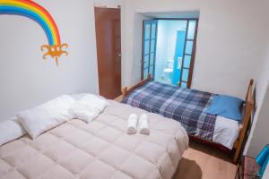 库斯科Spacious Apartment Near Plaza Principal的卧室配有一张带彩虹的墙壁床