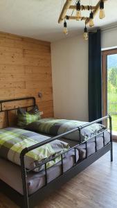 Ένα ή περισσότερα κρεβάτια σε δωμάτιο στο Chalet Weitsee