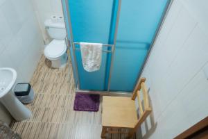 Un pequeño baño con ducha y WC. en Spacious Apartment Near Plaza Principal, en Cusco