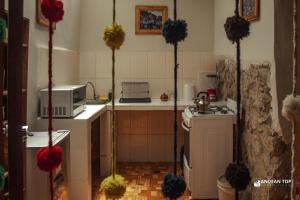 库斯科Spacious Apartment Near Plaza Principal的一个小厨房，配有炉灶和微波炉