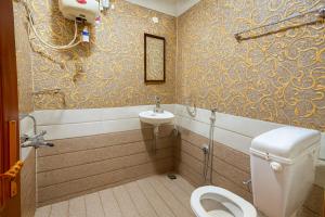 Koupelna v ubytování HolidayZ by Stayz Royale in Yercaud - Misty Woody Stay