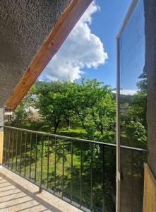 Balkón nebo terasa v ubytování Bacho's cottages Mzetamze - cozy mountain retreat