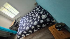 Postel nebo postele na pokoji v ubytování Chambre avc salle de bain chez l habitant a Montfaucon + 7 fotografií