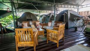 Posezení v ubytování The Tree Top Village Urban Glamping