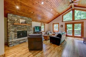 TV a/nebo společenská místnost v ubytování Bigfoot Bungalow