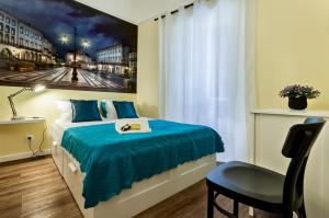 um quarto com uma cama com um edredão azul em Alfar Aqueduct - Évora House em Évora