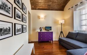 a living room with a couch and a purple dresser at Alfar Aqueduct - Évora House in Évora