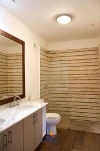 Ένα μπάνιο στο Apartamento Girassóis com 2 suites- Summer Hospedagem