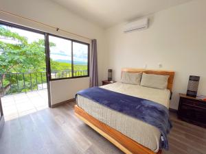 Un pat sau paturi într-o cameră la Private Home With Amazing Mountain Views Near Tam +17 fotografii