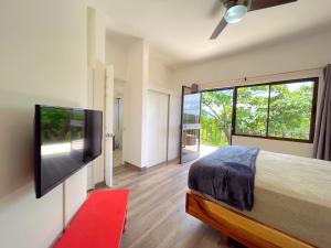 Un televizor și/sau centru de divertisment la Private Home With Amazing Mountain Views Near Tam