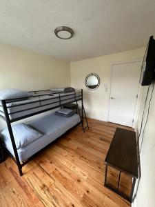 une chambre avec un lit superposé et une table dans l'établissement Private Room in Melrose, à Melrose 6 autres photos