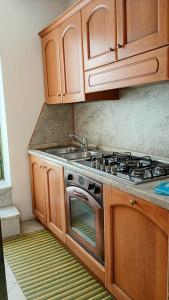 Η κουζίνα ή μικρή κουζίνα στο Chichibbio Casa Vacanza Appartamento in Centro Storico fra le montagne nel piccolo borgo di Braone