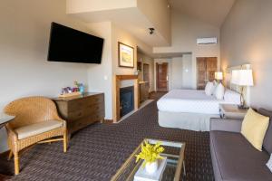 里奇兰The Lodge at Columbia Point的一间酒店房间，里面有一张床和一张沙发