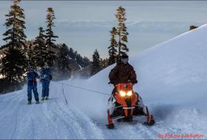 une personne sur un traîneau tiré dans la neige dans l'établissement House in bakhmaro, à Chʼkhakoura 7 autres photos
