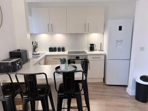 Η κουζίνα ή μικρή κουζίνα στο Prestwick serviced apartment