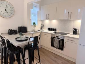 Η κουζίνα ή μικρή κουζίνα στο Prestwick serviced apartment