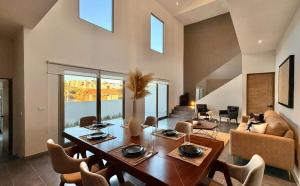 a dining room with a table and chairs at Hermosa Casa en San Miguel con cancha de pádel in San Miguel de Allende