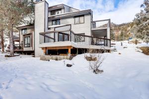 ein Haus im Schnee mit schneebedecktem Hof in der Unterkunft Stunning Durango Retreat with Decks and Fireplace! in Durango
