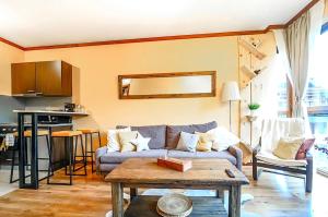 Η κουζίνα ή μικρή κουζίνα στο Forest nest Cozy apartment white balcony on the hill