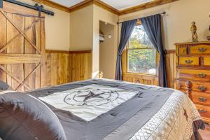 Giường trong phòng chung tại 9 Mi to Hocking Hills SP Cabin with Private Hot Tub