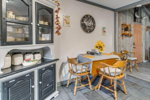 Nhà bếp/bếp nhỏ tại 9 Mi to Hocking Hills SP Cabin with Private Hot Tub +16 ảnh