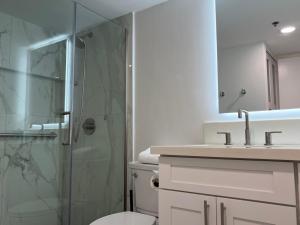Un baño con ducha, inodoro y lavabo. en Ilikai Tower 1936 condo, en Honolulu