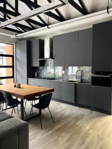 une cuisine avec une table en bois et une salle à manger dans l'établissement Wabi Sabi, à Johannesbourg