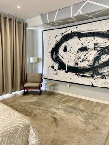une chambre avec un grand tableau sur le mur dans l'établissement Wabi Sabi, à Johannesbourg 12 autres photos