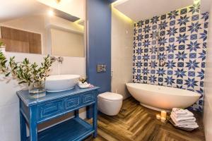 Ванная комната в Golden Bay Suites & Maisonettes +45 фотографий