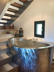 eine große Metallbadewanne in einem Raum mit Treppe in der Unterkunft The Villa on the Bay in Traverse City