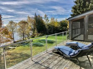 eine Terrasse mit Stühlen und Blick auf das Wasser in der Unterkunft The Villa on the Bay in Traverse City