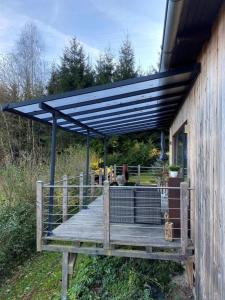 auvent au-dessus d'une terrasse sur le côté d'un bâtiment dans l'établissement Herzhütte Für Zwei, à Vichtenstein