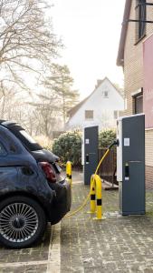 Une voiture est garée à côté d'une station de ravitaillement en hydrogène. dans l'établissement Balland's Hotel & Restaurant, à Lindwedel