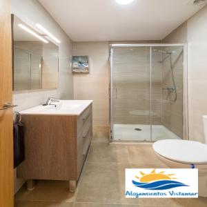 ein Badezimmer mit Waschbecken und Dusche in der Unterkunft Apartamento Las Góndolas Playa ALOJAMIENTOS VISTAMAR in Almuñécar