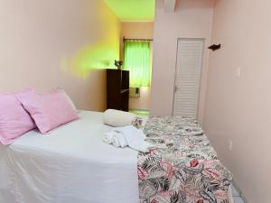 a bedroom with a bed with towels on it at Hotel Coutinho PIO XII in Pirapora