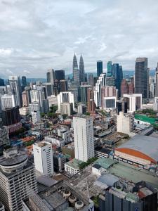 Γενική άποψη της πόλης Κουάλα Λουμπούρ ή θέα της πόλης από  αυτό το δωμάτιο σε οικογενειακή κατοικία