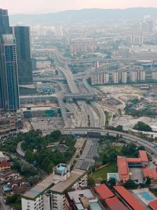 Γενική άποψη της πόλης Κουάλα Λουμπούρ ή θέα της πόλης από  αυτό το δωμάτιο σε οικογενειακή κατοικία