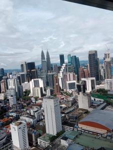 Γενική άποψη της πόλης Κουάλα Λουμπούρ ή θέα της πόλης από  αυτό το δωμάτιο σε οικογενειακή κατοικία