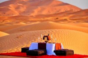 una mesa en medio de un desierto en Merzouga Best Luxury Camp, en Merzouga 60 fotos más